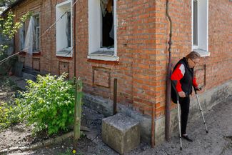 Жительница Харькова с инвалидностью возле своего дома в Салтовском районе, по которому российские войска нанесли ракетный удар 23 апреля. Были повреждены несколько частных домов и автомобилей. Люди на этот раз не пострадали