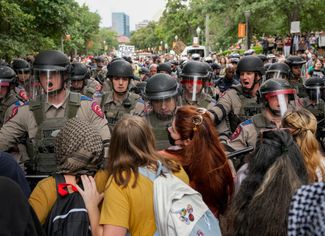 Полиция штата на акции протестующих в Техасском университете в Остине, 24 апреля 2024 года